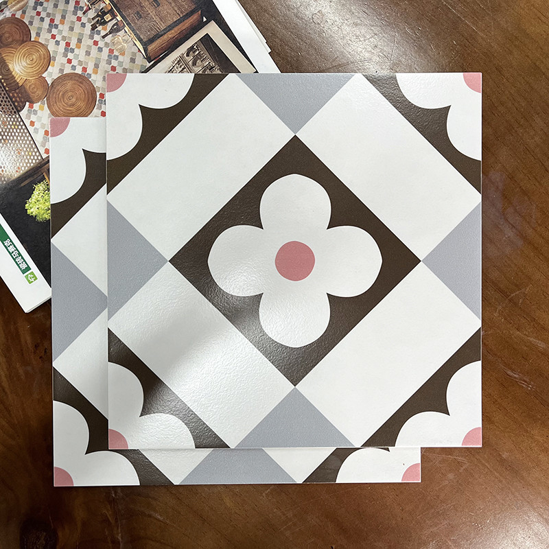 30x30はセラミック タイルの北欧様式の小さい正方形のモザイク花のバルコニーの床タイルを艶をかけた