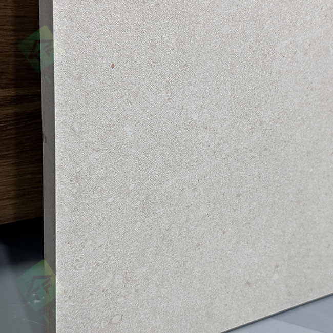 非灰色R12マットの表面の無作法な屋外の磁器の床タイルのスリップ