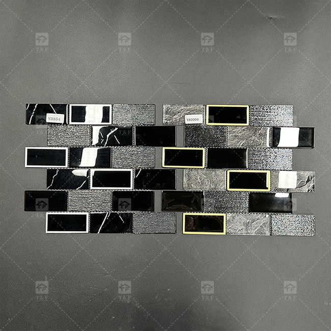 長いストライプ形 黒いガラス モザイクタイル 金属の境界風呂の壁のパターン装飾