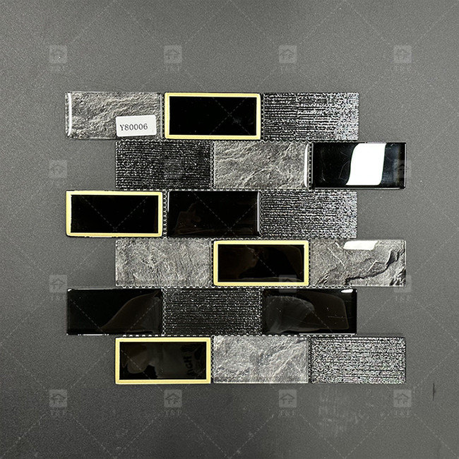 長いストライプ形 黒いガラス モザイクタイル 金属の境界風呂の壁のパターン装飾