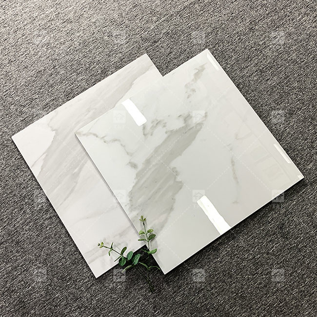 600x600mm 高光沢に磨かれたガラスのタイル 床のための標準白色大理石ポルセランタイル