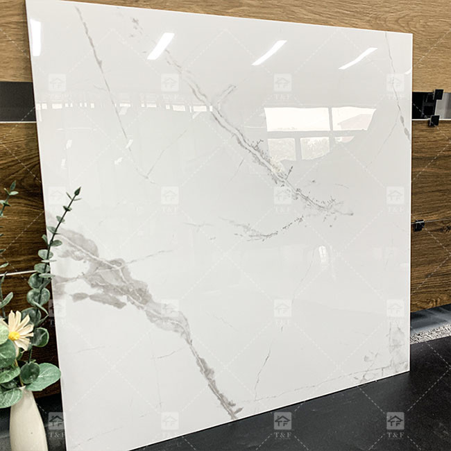 600x600mm 高光沢に磨かれたガラスのタイル 床のための標準白色大理石ポルセランタイル