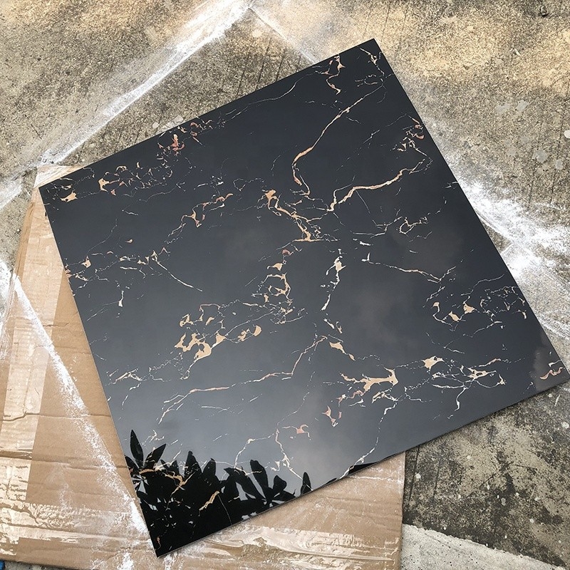 艶をかけられた磨かれた磁器の床タイル600x600の黒および金の花色
